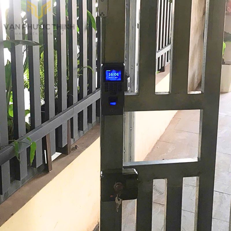 Triển khai cửa phía trong phòng trọ tại Campuchia