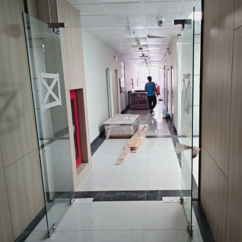 Hệ thống cửa cũ sử dụng khóa cơ truyền thống, bộc lộ nhiều bất tiện trong việc quản lý chìa khóa và kiểm soát luồng người ra vào cơ quan.