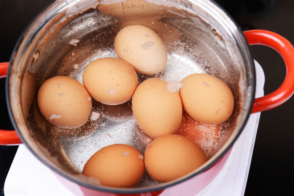 cách luộn trứng không bị nứt