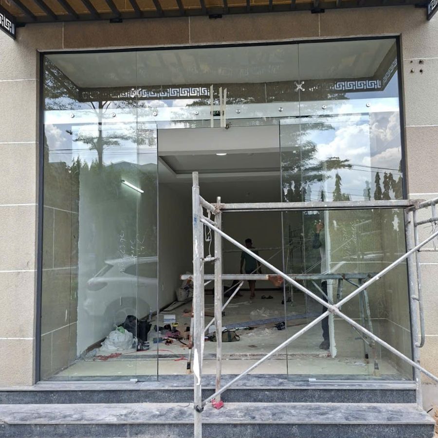 Vách kính mặt tiền đang được thi công dần hoàn thiện