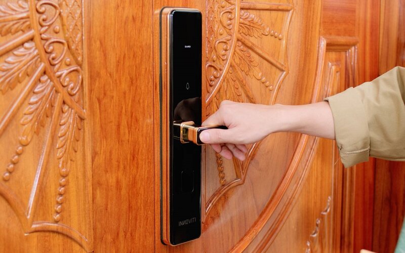 cách chọn khóa vân tay cho cửa gỗ