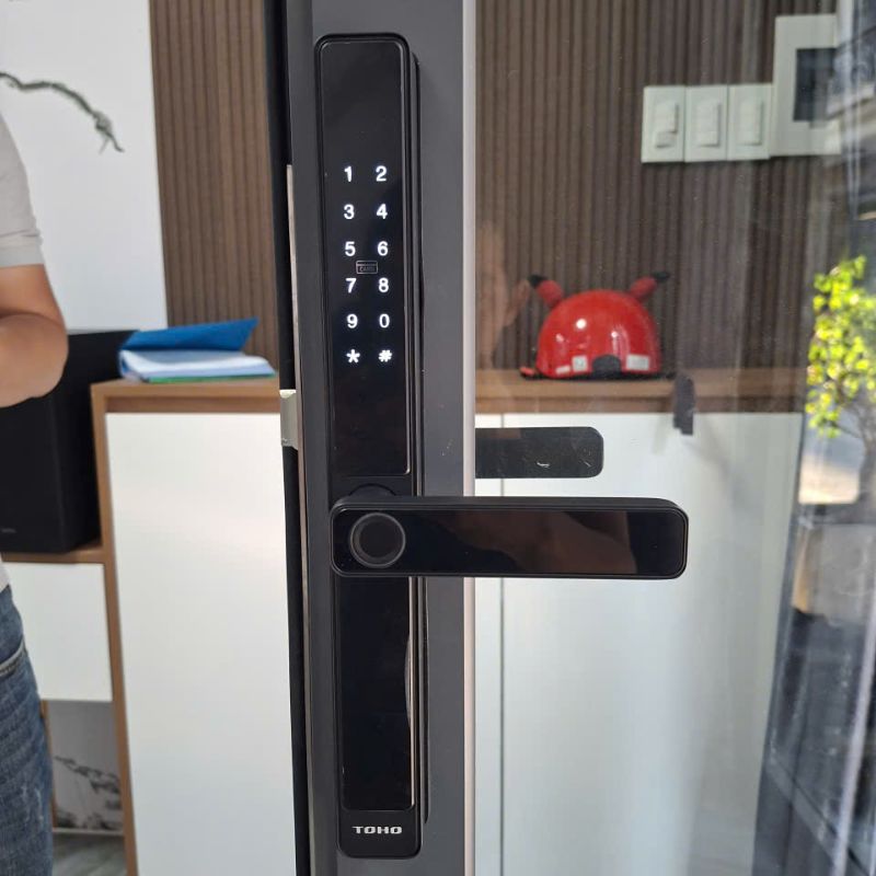Khóa điện tử TOHO TH634 lắp trên cửa nhôm Xingfa màu đen sang trọng