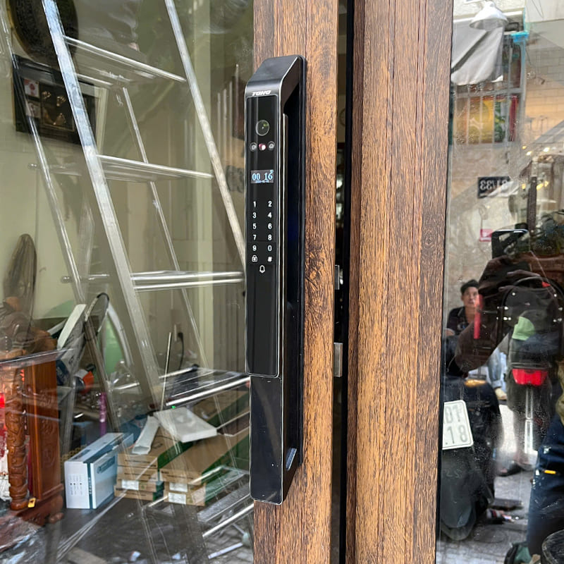 Lắp đặt thực tế khóa Face ID TOHO TH689 Pro cho cửa nhôm xingfa