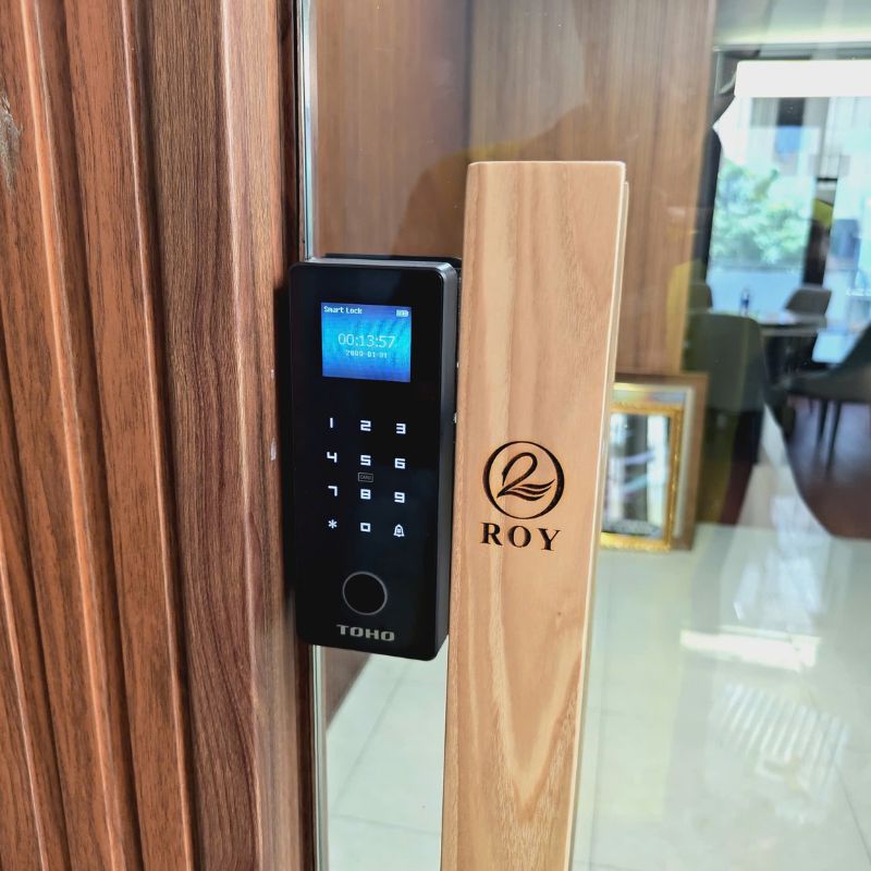 Hình ảnh thực tế lắp đặt khóa vân tay cửa kính TOHO TH545