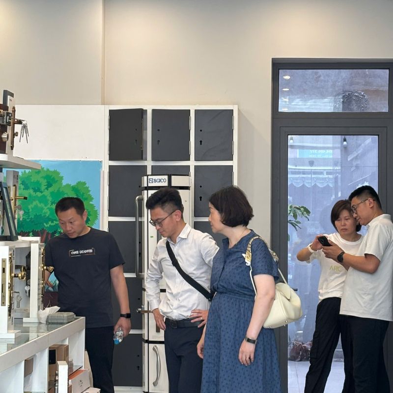 Đại diện từ Kinlong đang tham quan Showroom Vạn Phước Thịnh
