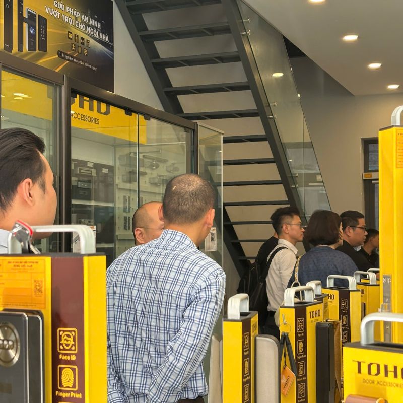 Đại diện KinLong tham quan khu vực trưng bày sản phẩm tại showroom Vạn Phước Thịnh.
