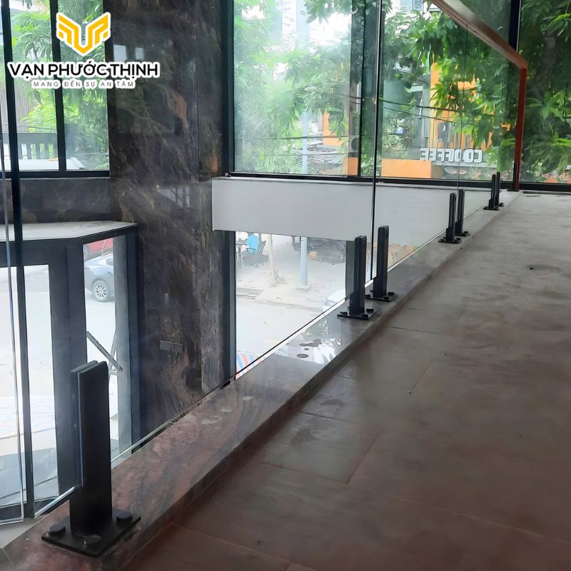 Trụ cầu thang lan can inox 304 màu đen