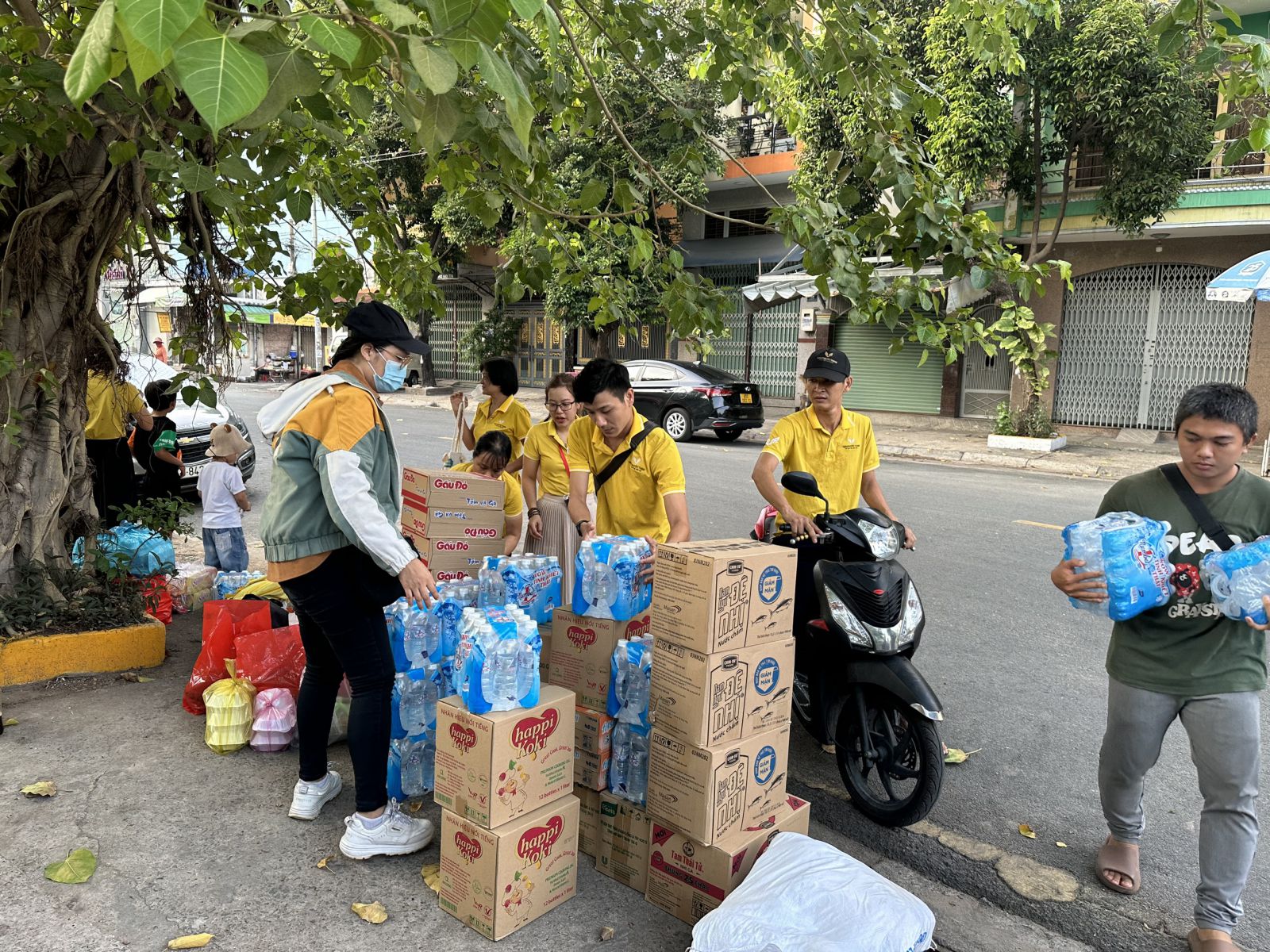 Các thành viên hối hả chuẩn bị cho chuyến đi