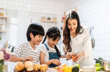 Hãy Để Trẻ Vào Bếp Cùng Với Bố Mẹ Để Giúp Trẻ Có Những Kỹ Năng Sống Tốt Hơn